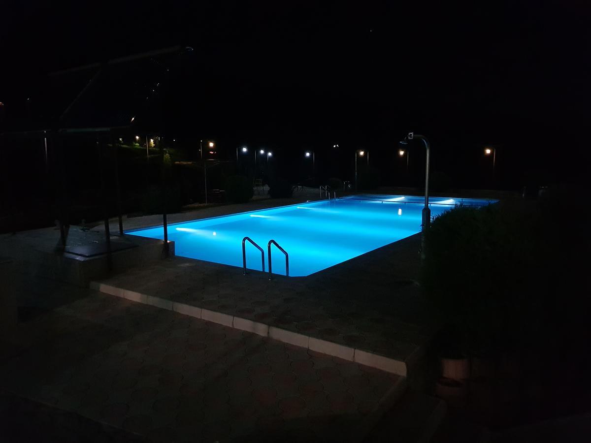 Pansion Basa Hotel Ustikolina Ngoại thất bức ảnh